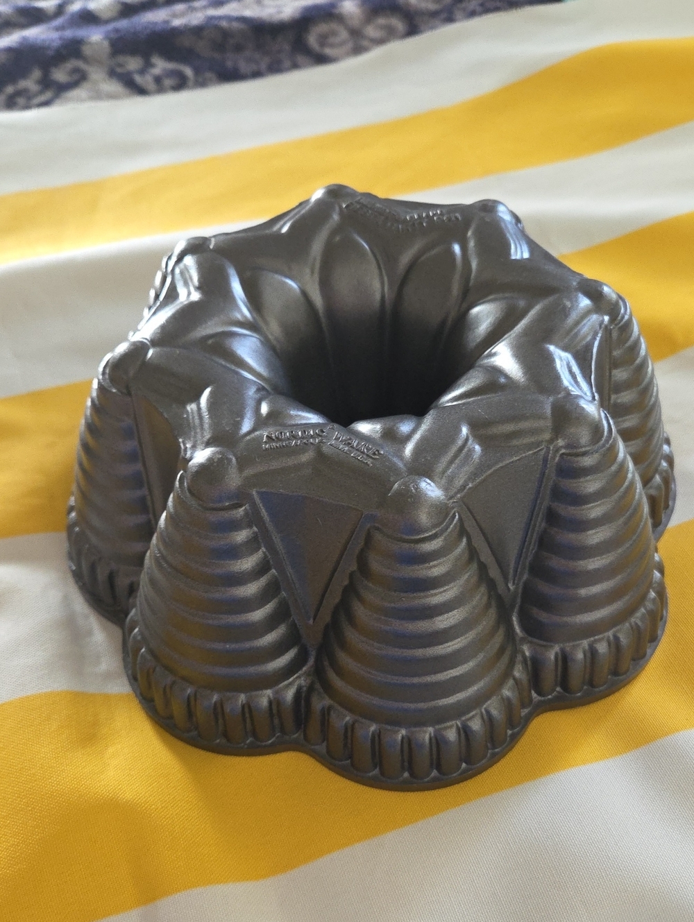 Nordic Ware Vintage Fiesta Party Decorative Bundt Pan